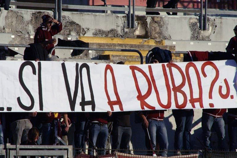 lo striscione dei tifosi amaranto a Macerata (foto Sauro Subbiani)
